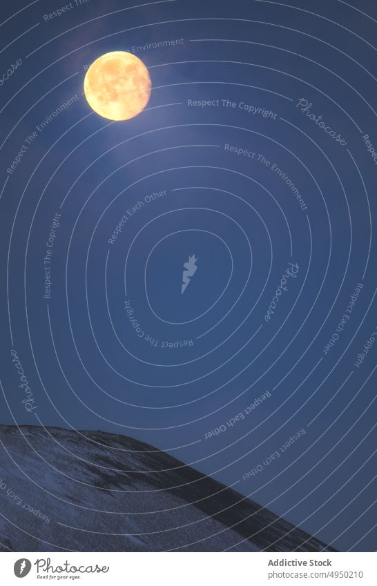 Mond über Berg im Winter Nacht Wolkenloser Himmel Berge u. Gebirge Schnee Natur Glanz kalt dunkel Island spektakulär atemberaubend Abend malerisch Gelände