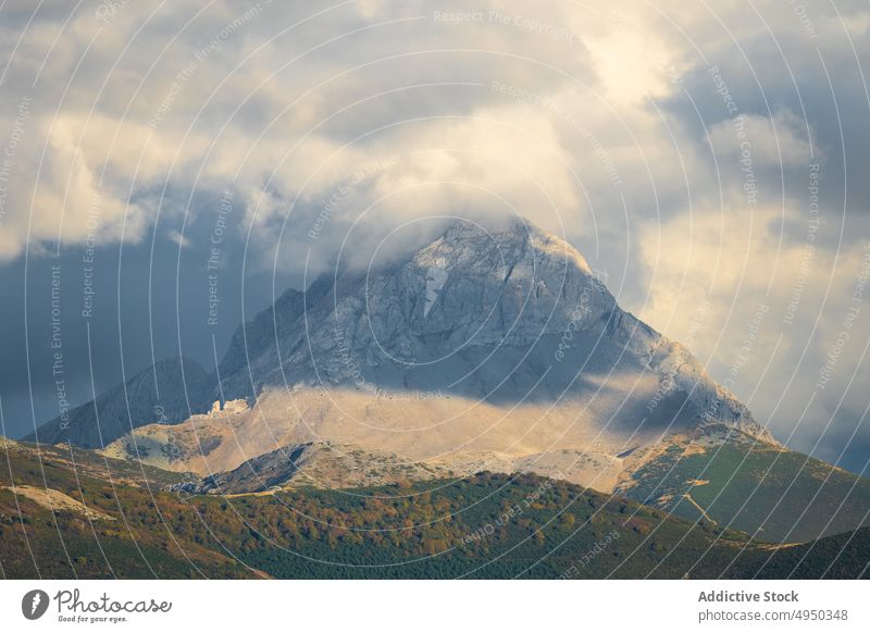 Verschneiter Berg gegen bewölkten Himmel Gipfel Berge u. Gebirge Kamm Schnee wolkig tagsüber Landschaft Hochland Berghang Picoos de europa Spanien Felsen