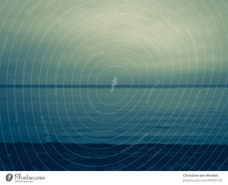 Blick auf die Ostsee bei trübem Wetter Meer Wasser Küste Natur Umwelt schlechtes Wetter gedeckte Farben Tag Urelemente Klima dunkel Himmel endlos Ruhe Weite