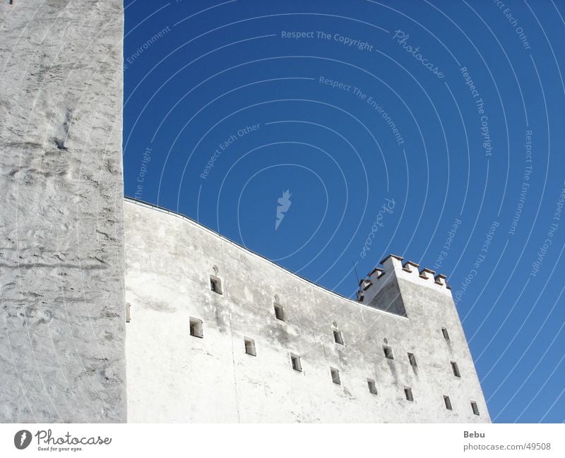 Weiß-Blau Österreich weiß Wand Mauer Außenaufnahme Himmel Salzburg blau hoch alt Detailaufnahme Burg oder Schloss