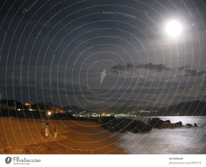 Stürmisches Mittelmeer 2 Strand Nacht grell Meer schwarz gelb braun Brandung tosend Gischt Wellen Klippe Wolken Korsika Propriano Frankreich Langzeitbelichtung