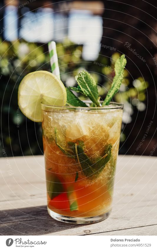 Ein Mojito mit Rum, Minze, Zucker und Limette Alkohol alkoholisch Hintergrund Bar Bargetränke Beeren Getränk Getränke Feier Cocktailbeilage Cocktailglas