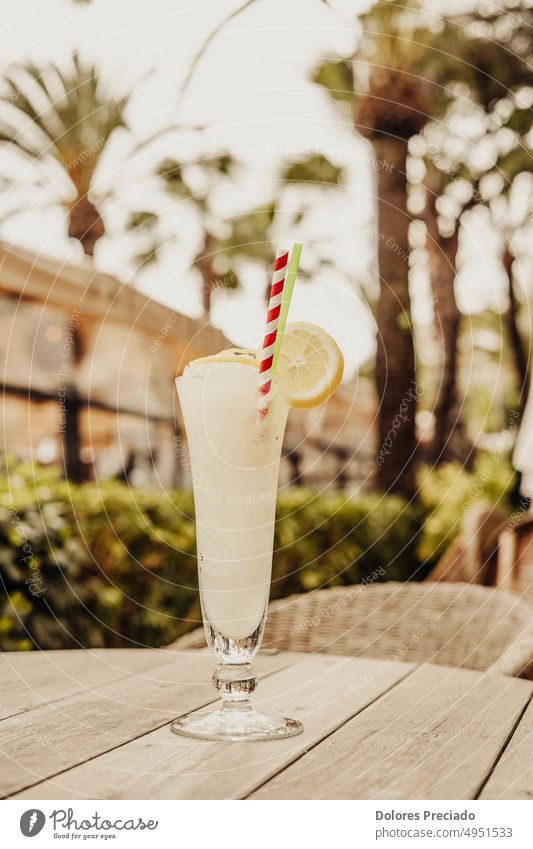 Ein gefrorener Kokosnuss-Batida-Cocktail mit Rum Alkohol alkoholisch Hintergrund Bar Bargetränke Beeren Getränk Getränke Feier Cocktailbeilage Cocktailglas