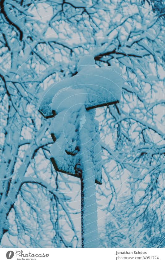 Richtung harter Winter, Wegweiser zur Energiekrise frieren Kälte kalt Schnee Gaskrise Gasknappheit Krisenzeiten Energiepreise Schilderwald Entscheidung Politik