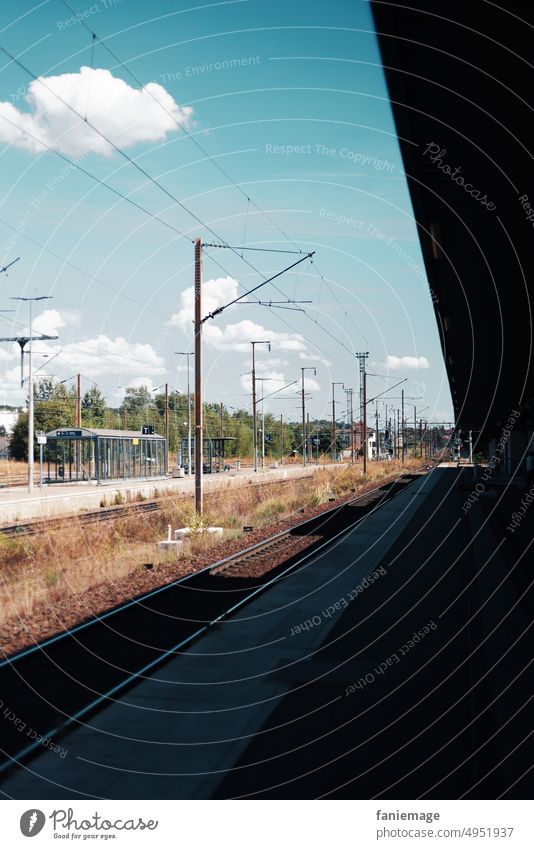 nix wie weg Bahnhof zug bahn fürbach abfahren Wolken Gleise warten Bahnsteig S-Bahn Eisenbahn Bahnfahren Ferien & Urlaub & Reisen Verkehrsmittel Verkehrswege