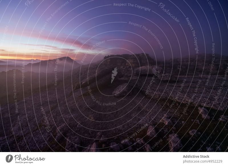 Landschaft bei Sonnenaufgang über einigen felsigen Bergen Berge u. Gebirge Natur Sonnenuntergang im Freien reisen Himmel Tal Horizont keine Menschen Szene