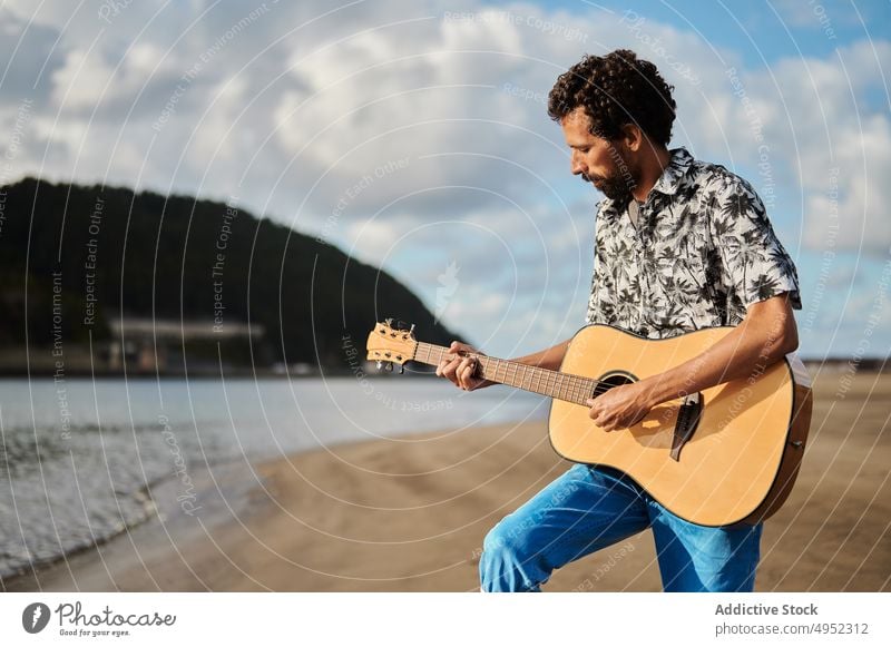 Mann spielt Gitarre am Strand spielen Sommer Gitarrenspieler Musik Musiker Gesang Meeresufer männlich akustisch Hobby sonnig Melodie Klang ausführen Ufer Talent