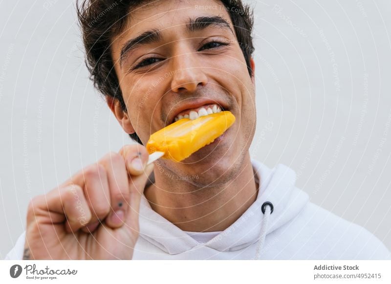 Mann isst süßen Eislutscher Kies Speiseeis essen genießen kalt aktualisieren geschmackvoll männlich Dessert natürlich Öko organisch lecker Lebensmittel