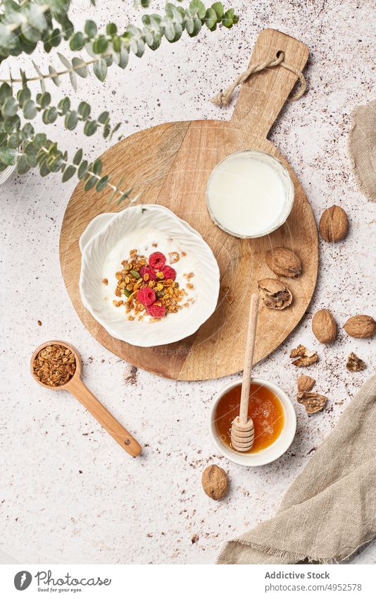 Leckeres Müsli mit Honig und Joghurt Liebling Tisch Gesundheit Frühstück Morgen geschmackvoll süß frisch Molkerei Produkt lecker Lebensmittel Dessert Mahlzeit