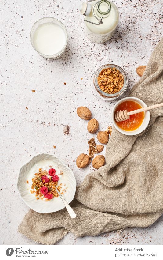 Leckeres Müsli mit Honig und Joghurt Liebling Tisch Gesundheit Frühstück Morgen geschmackvoll süß frisch Molkerei Produkt lecker Lebensmittel Dessert Mahlzeit