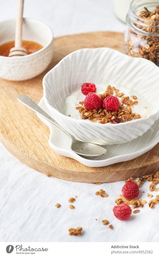 Leckeres Müsli mit Honig und Joghurt Liebling Tisch Gesundheit Frühstück Morgen geschmackvoll süß frisch Molkerei Produkt lecker Lebensmittel Dessert Mahlzeit