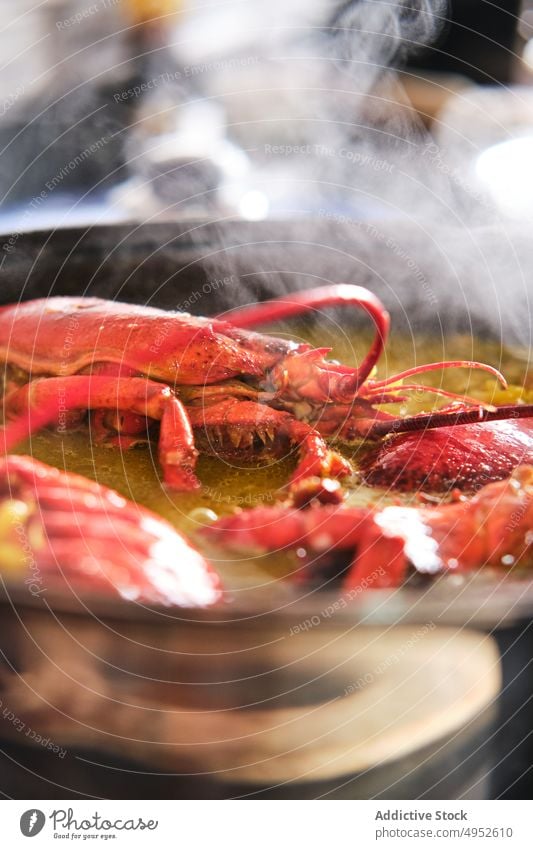 Typisch spanische Fideuá mit roten Garnelen Hummer Scharlachgarnele Abendessen Lebensmittel Essen zubereiten lecker Meeresfrüchte Fisch Mittagessen Speise