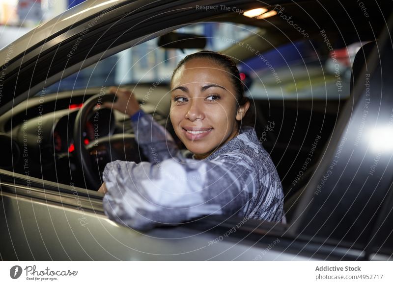 Frau fährt Auto in nächtlicher Stadt Laufwerk PKW Nacht Großstadt Fahrer Automobil Fahrzeug modern sich[Akk] bewegen Bewegung Zeitgenosse Verkehr