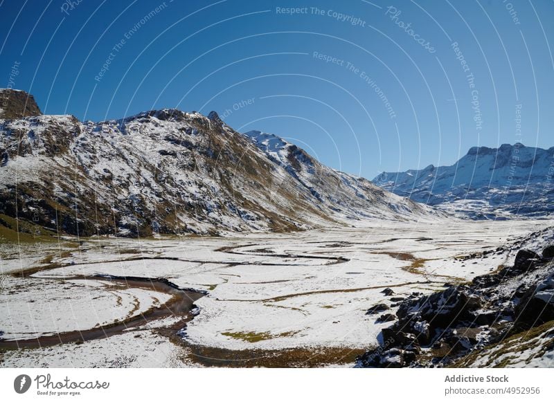 Fluss in schneebedeckten felsigen Bergen im Hochland Schnee Bach gefroren Winter kalt Natur Formation Berge u. Gebirge fließen strömen Landschaft Saison rau Eis