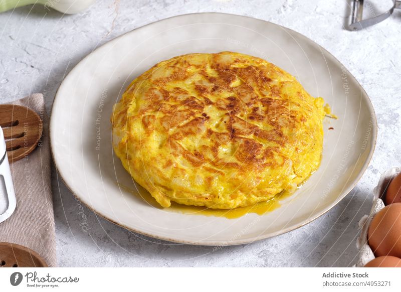 Leckeres Omelett auf dem Tisch in der Küche serviert Ei Spanisches Essen dienen Speise Tradition spanische Küche Mahlzeit Lebensmittel lecker Zwiebel Salz Erdöl