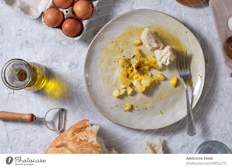 Teller mit Omelettresten auf dem Tisch übrig geblieben Frühstück Lebensmittel Spanisches Essen dreckig unordentlich Speise Küche Brot Mahlzeit dienen lecker