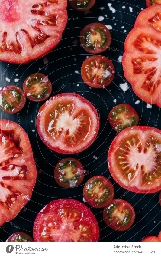 Halbierte Tomaten auf dem Tisch geschnitten Gemüse reif Lebensmittel frisch Bestandteil rot organisch Gesundheit Diät saftig natürlich roh Vegetarier Scheibe