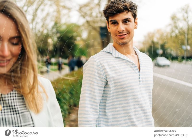 Fröhliches Paar beim Überqueren der Straße in der Stadt Händchenhalten Spaziergang schlendern durchkreuzen Großstadt Liebe Zusammensein Partnerschaft urban Stil