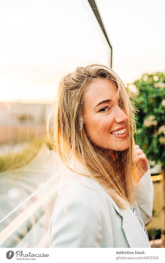 Verträumte Frau in einem abendlichen Dachrestaurant Dachterrasse Glück Restaurant Lächeln verträumt Café Abend Sonnenlicht genießen Kälte Stil