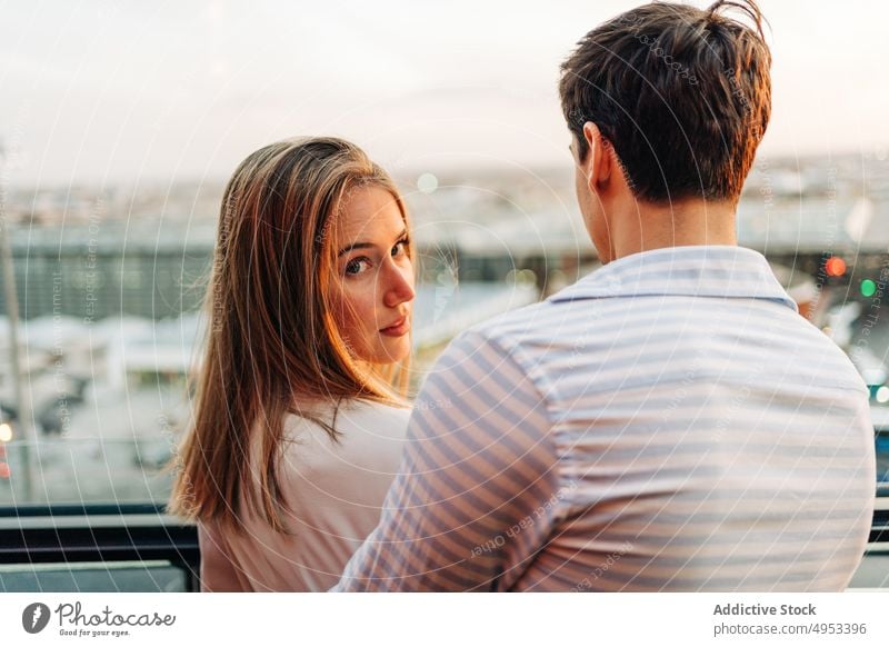 Junges Paar umarmt sich in einem Dachcafé am Abend Dachterrasse Restaurant Umarmung Termin & Datum Café Umarmen romantisch Gelassenheit Angebot Liebe