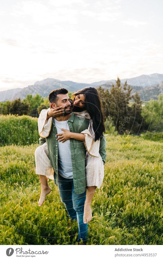 Junges Paar genießt den Sommerurlaub auf dem Lande Huckepack Natur Zusammensein Liebe Landschaft romantisch Glück Umarmen Partnerschaft Freundin Wiese Hügel