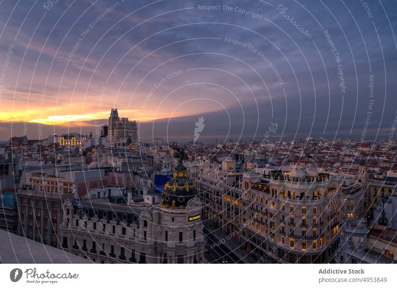 Historische Gebäude unter bewölktem Abendhimmel in der Stadt Großstadt Nacht historisch Architektur Straße Illumination Madrid Spanien Stadtbild urban Skyline