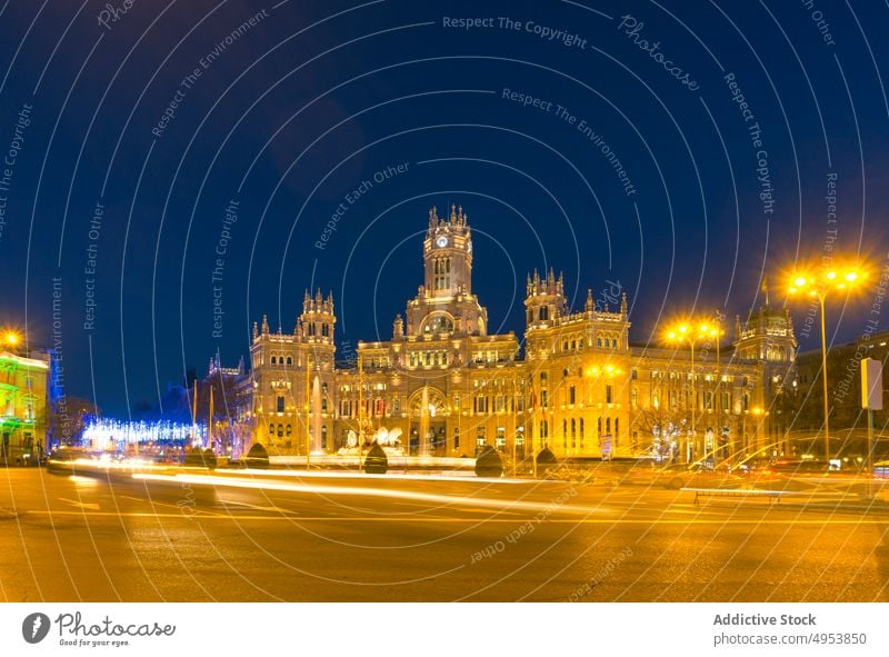 Historischer Palast und Stadtplatz am Abend Großstadt Quadrat Nacht historisch Architektur Straße Gebäude Illumination Madrid Spanien Stadtbild urban Revier