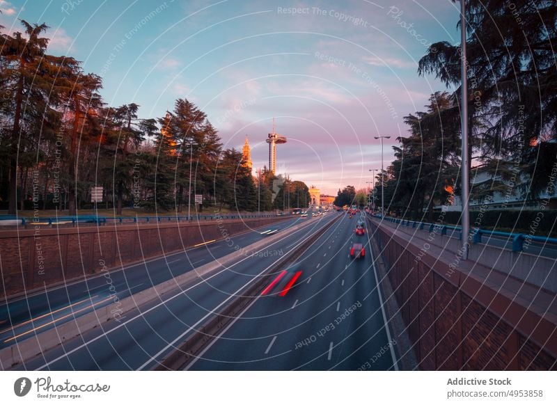 Von oben Langzeitbelichtung von Autos, die durch die Straßen fahren horizontal Verkehr Madrid PKW Großstadt Spanien keine Menschen Nacht im Freien