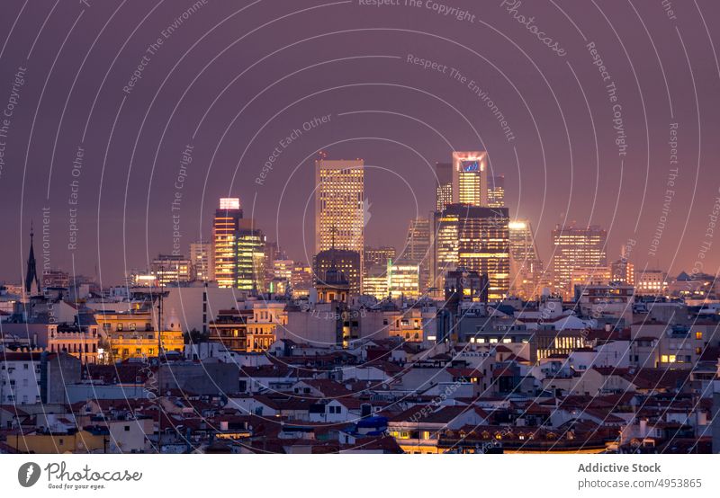 Stadtbild mit verschiedenen Baustilen Architektur Großstadt Gebäude Revier urban Madrid Spanien Europa Dächer Wolkenkratzer dicht Skyline modern vielfältig