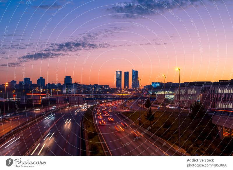 Stadtautobahn und Gebäude bei Sonnenuntergang Großstadt Autobahn Architektur Revier Stadtbild urban Madrid Spanien Europa Wolkenkratzer Turm Abend Skyline