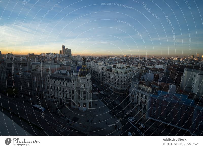 Historische Gebäude unter bewölktem Abendhimmel in der Stadt Großstadt Nacht historisch Architektur Straße Illumination Madrid Spanien Stadtbild urban Skyline