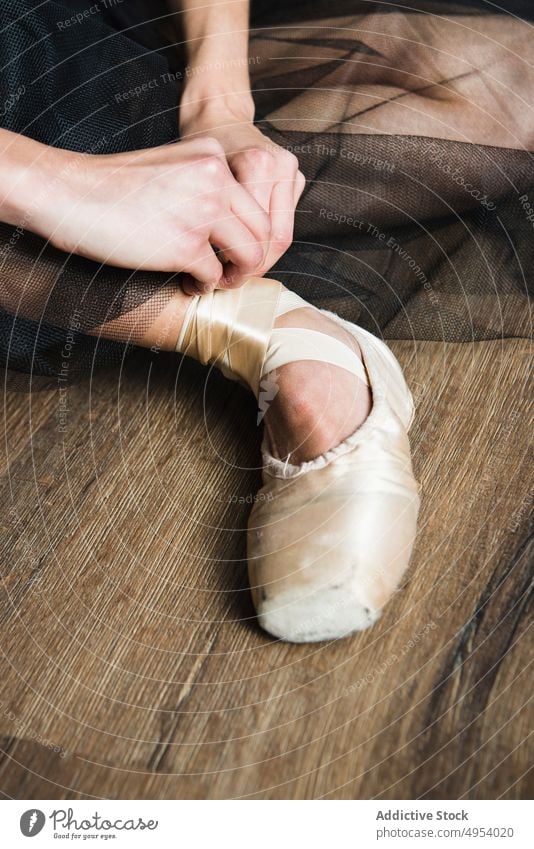 Crop Ballerina beim Binden von Spitzenschuhen Kopplungsbindung pointes Hände tragend Person Tänzer Eleganz Balletttänzer Künstlerin Sinnlichkeit posierend