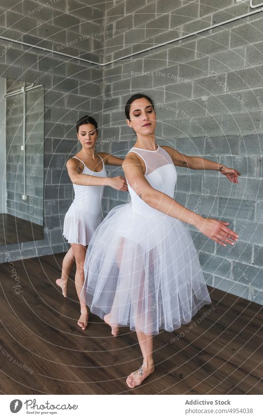 Zwei synchron tanzende Ballerinas Tanzen Frau Atelier romantisch Kunst professionell Weiblichkeit Balletttänzer Leistung Anmut positionieren üben Pose