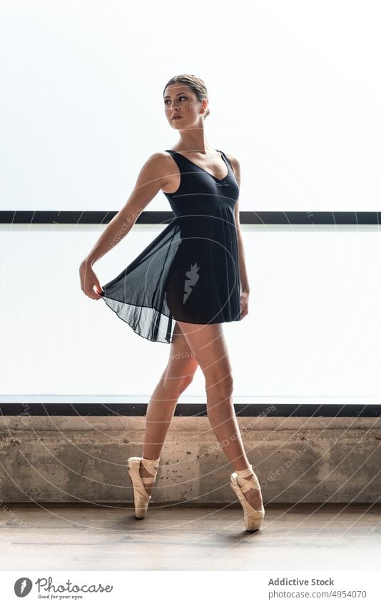 Junge Ballerina posiert an den Spitzen Kunst Frau Tänzer jung Balletttänzer Kunstturnen Künste verrichtend Porträts Schönheit Mädchen Hintergrund weiß Eleganz