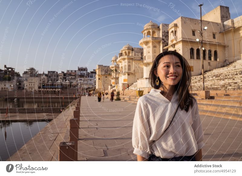 Asiatischer Tourist geht am Ufer des heiligen Sees spazieren Frau Stauanlage alt Stadt ethnisch Pushkar Indien Rajasthani sonnig tagsüber Wasser Religion Teich