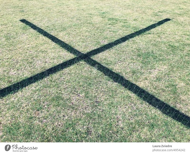 Schwarzes Kreuz auf dem Feld Sport Training Gesundheit Athlet Fitness Lifestyle Sportplatz Schwarze Linien Übung Konkurrenzkampf aktiv im Freien sportlich