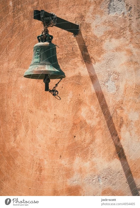 Je länger eine Glocke geläutet wird, umso schöner wird der Ton Klingel Wand alt Rust Sonnenlicht Schattenspiel Tradition Stil Symbole & Metaphern historisch