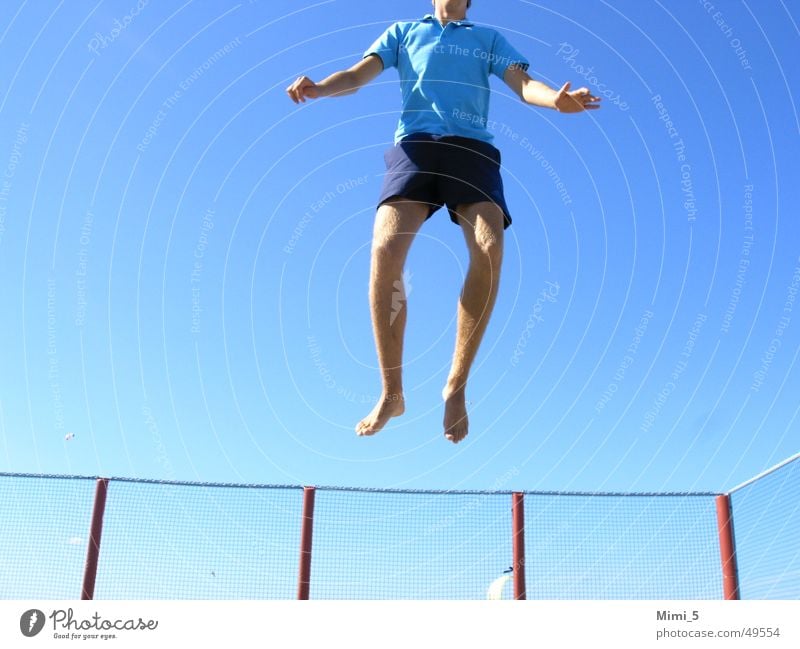 Hoch hinaus... springen hüpfen Zaun Himmel hoch blau fliegen tramplolin Beine