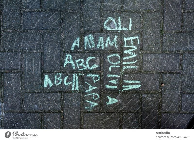 Oli, Anam, Mama, Papa, Emilia, Olivia, ABC botschhaft buchstabe einzelbuchstabe familie info information kreide letter mauer message nachricht name