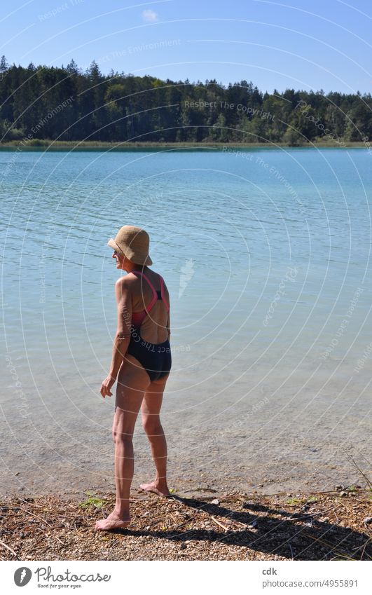 sportliche Seniorin steht am Seeufer und genießt die herrliche Aussicht | schwimmen gehen | den Sommer genießen. Mensch Frau Erwachsene Rentnerin Wasser