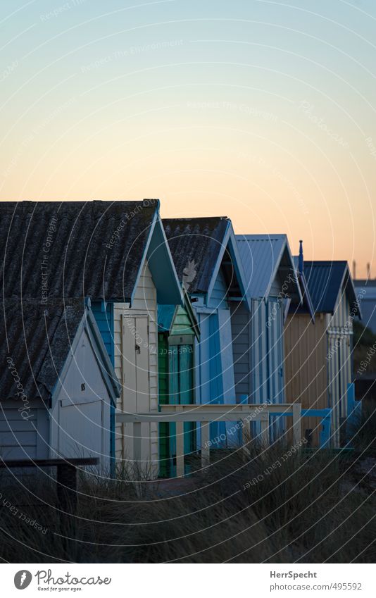 Mornington morning with beach boxes Himmel Wolkenloser Himmel Sommer Schönes Wetter Strand Bucht Melbourne Australien Stadtrand Haus Hütte Dach alt ästhetisch