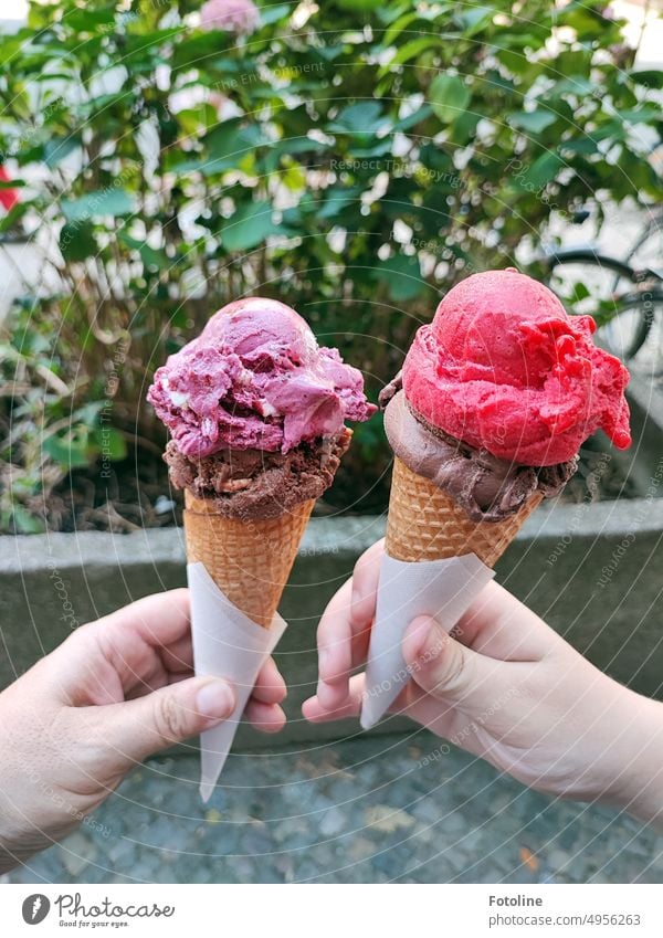 An einem heißen Sommertag gönnen wir uns ein leckeres Eis in einer knusprigen Waffel. Speiseeis Lebensmittel Farbfoto Dessert Essen Schokoladeneis Fruchteis