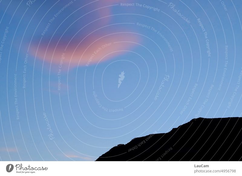 Gegensätze ziehen sich an - rosa Wolke und schwarzer Berg Wolke 7 Wolken Himmel Dämmerung Sonnenuntergang Sonnenuntergangsstimmung Bergkamm Wetter