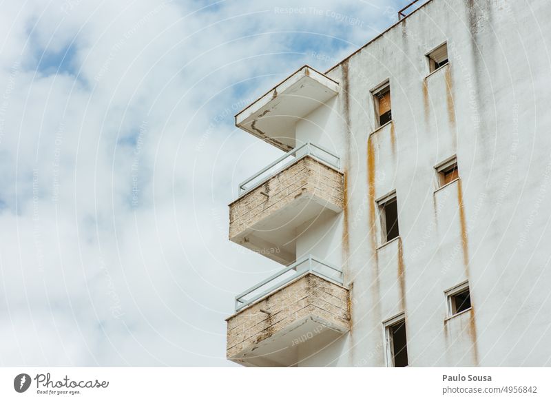 Verlassenes Gebäude verlassener Ort Ruine Haus Fassade verlassenes Gebäude Zerstörung alt Architektur gebrochen Verlorener Ort soziale Fragen verlassenes Haus