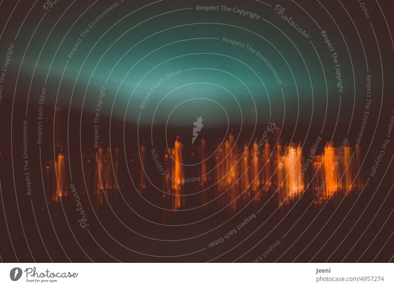 Abstrakte Lichter der Berge leuchten Horizont Berge u. Gebirge Hügel Himmelslichter Ferne verschwommen Bewegungsunschärfe schemenhaft abstrakt geheimnisvoll