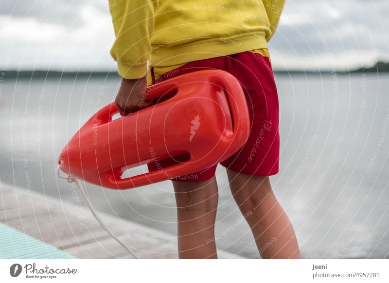 Rettungsschwimmer im Einsatz Wasser Wasserrettung DLRG Sicherheit Sommer ertrinken Notfall Rettungsboje Lebensretter Schwimmen & Baden rot gelb SOS retten See