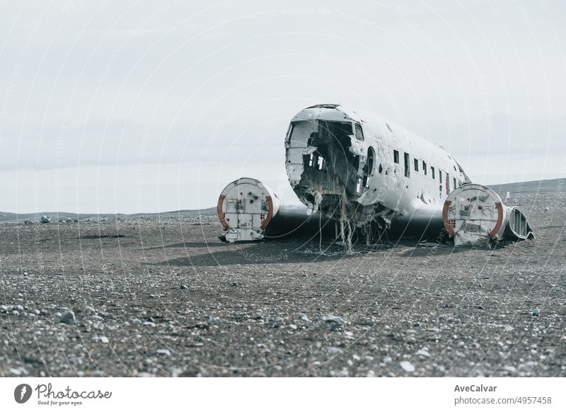 Landschaft mit Kopierraum des abgestürzten Flugzeugs in Island, am Strand von Sólheimasandur. Moody ambient social network image. Reisen nach Island, Road Trip Konzept. Kopieren Raum Bild, besuchen Island.