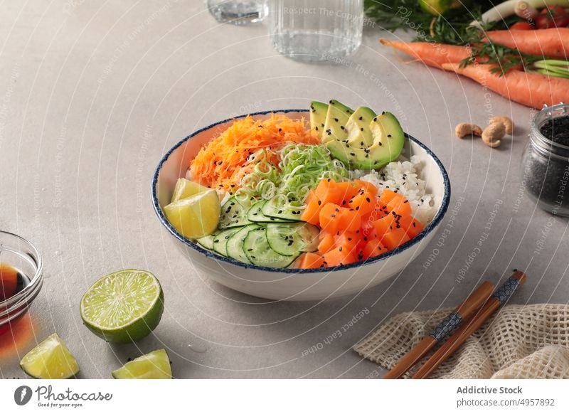 Leckerer Lachs-Poke Lebensmittel Mahlzeit Gemüse Küche Speise Gesundheit Abendessen Teller Diät Mittagessen Schalen & Schüsseln lecker oben asiatisch Avocado