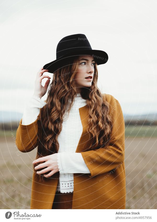 Junge Hipster-Frau auf dem Lande Mädchen Natur jung Person Lifestyle Hut Landschaft lässig Mode Hintergrund Kaukasier natürlich Gesicht stylisch retro reisen