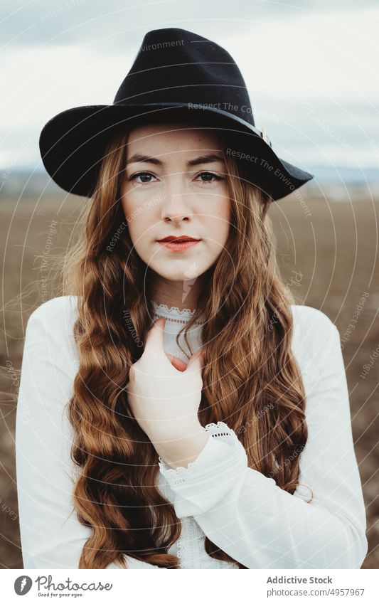 Junge Hipster-Frau auf dem Lande Mädchen Natur jung Person Lifestyle Hut Landschaft Sommer Model Schönheit Behaarung im Freien lässig Hintergrund Gesicht